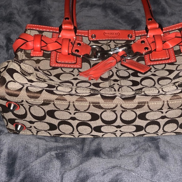 Coach Hamptons Signature Medium Carryall Tote this handbag is in great condition - Picture 3 of 8